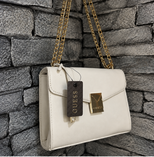 Cartera Guess crema con Cadena Dorada